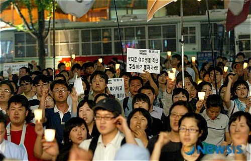 ▲ 2007년 6월 13일 저녁 서울 청계광장에 모인 이들이 故 미선, 효순양의 5주기 추모 촛불행사를 열고 주한미군 철수를 주장하고 있다. ⓒ뉴시스
