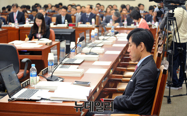 ▲ 새누리당 소속 하태경 국회 환경노동위원회 간사가 국정감사장에 나와있다. 다른 의원들이 모두 불참해, 옆자리가 모두 비어있는 상태다. ⓒ뉴데일리 이종현 기자