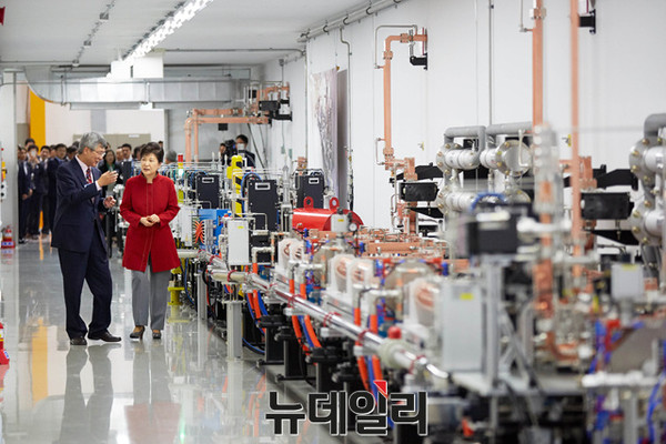 ▲ 박근혜 대통령이 29일 포항가속기연구소에서 개최된 4세대 방사광가속기 준공식에 참석해 내부 시설을 둘러보고 있다. ⓒ뉴데일리