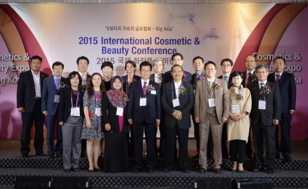 ▲ 지난해 열린 제2회 국제 화장품 컨퍼런스 당시 찍은 기념사진.ⓒ충북도