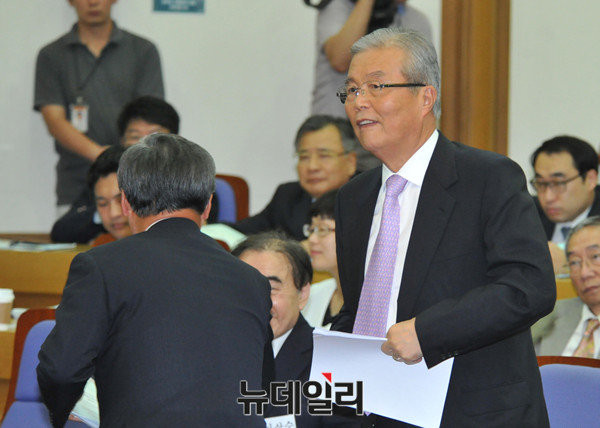 ▲ 더불어민주당 김종인 전 비상대책위원회 대표가 지난 23일 의원회관에서 열린 헌법개정 국민주권회의 창립토론회에서 특강을 준비하고 있다. 김종인 전 대표는 이날 특강에서 임기를 반으로 줄이더라도 개헌을 하겠다는 대선 후보가 나와야 한다고 역설했다. ⓒ뉴데일리 이종현 기자