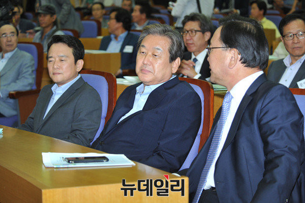 ▲ 새누리당 김무성 전 대표최고위원과 남경필 경기도지사, 더불어민주당 김부겸 의원이 23일 의원회관에서 열린 헌법개정 국민주권회의 창립토론회에 참석해 환담을 나누고 있다. 개헌론은 제3지대 구상이나 정계 개편을 위한 촉매로서 주목받고 있다. ⓒ뉴데일리 이종현 기자