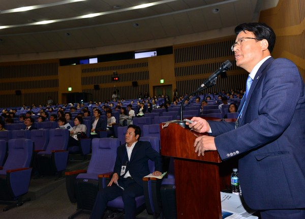 ▲ 이근규 제천시장이 내년 정기총회 및 컨퍼런스 개최 제천유치에 대한 소견을 발표하고 있다.ⓒ제천시