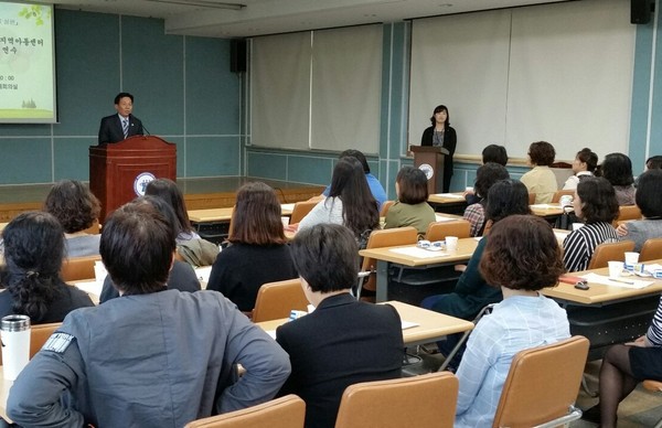 ▲ 장병석 제천교육장이 ‘전래놀이 지도 연수’에 앞서 인사말을 하고 있다.ⓒ제천교육지원청