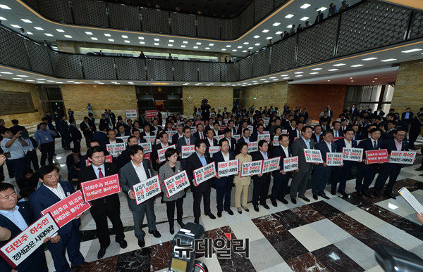 ▲ 새누리당이 29일 의원총회를 통해 정세균 국회의장이 지난 방미 일정 중 시간을 빼 부인과 개인적인 시간을 보냈다는 의혹을 제기했다. ⓒ뉴데일리 정상윤 기자