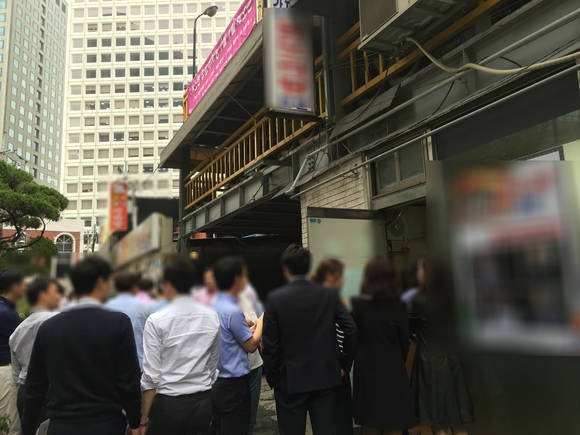 ▲ 김영란법 첫날 음식점 입구에 줄 서 있는 고객들 ⓒ진범용 기자