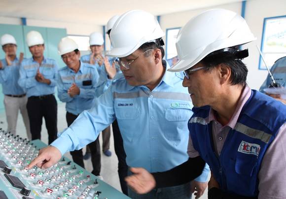 ▲ 송치호 LG상사 대표(오른쪽에서 두번째)가 인도네시아 GAM 광산의 시험생산 가동을 위해 광산의 생산설비를 조작하는 제어 장치를 누르고 있다.ⓒLG상사