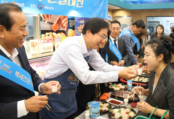 ▲ 29일 오전 서울 성동구 이마트 성수점에서 '가을 맞이 특산물 대전'이 열린 가운데 김영석 해양수산부 장관, 김영규 한국수산회 회장, 김해성 이마트 부회장 등 참석 내빈들이 수산물 판매촉진 행사를 펼치고 있다. ⓒ이마트