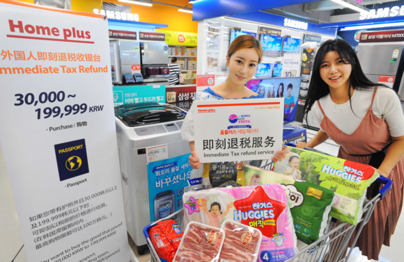 ▲ 29일 서울 홈플러스 강서점에서 모델들이 '코리아 세일 페스타' 시작을 알리고 있다. ⓒ홈플러스