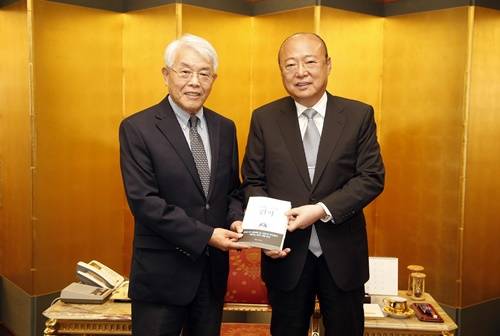 ▲ 김승연 한화 회장(오른쪽)과 로버트 김(왼쪽)이 환담을 나눈 뒤 기념 촬영을 하고 있다.ⓒ한화그룹