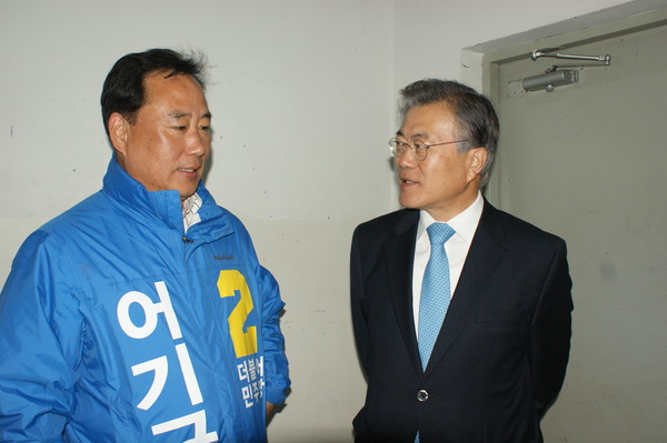 ▲ 지난 3월 29일 더민주당 문재인 전 대표가  충남 당진 더민주 어기구 후보 사무실을 방문해 격려하고 있다.ⓒ뉴시스