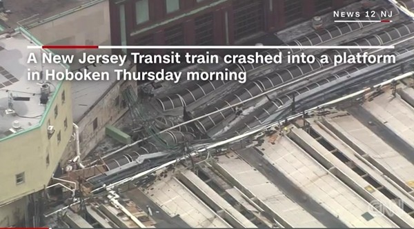 ▲ 미국 뉴저지州의 호보컨 역에서 통근열차가 승강장으로 돌진하는 사고가 발생해 1명이 사망하고 100명 이상이 부상당했다. 사진은 사고 현장 모습.ⓒ美'CNN'중계영상 캡쳐