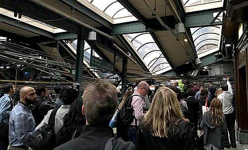 ▲ 29일(현지시간) 미국 뉴저지주(州)의 기차역에서 열차가 선로에서 벗어나 역 건물 내부를 들이받는 대형 사고가 발생했다.  ⓒ 뉴시스