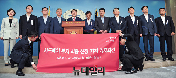 ▲ 왼쪽부터 새누리당 김정재, 박명재, 최경환, 이철우, 백승주, 이완영, 강석호, 김종태, 김석기, 이만희, 장석춘 의원 ⓒ 뉴데일리 공준표