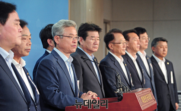 ▲ 왼쪽부터 새누리당 김정재, 박명재, 최경환, 이철우, 백승주, 이완영, 강석호, 김종태, 김석기, 이만희, 장석춘 의원 ⓒ 뉴데일리 공준표