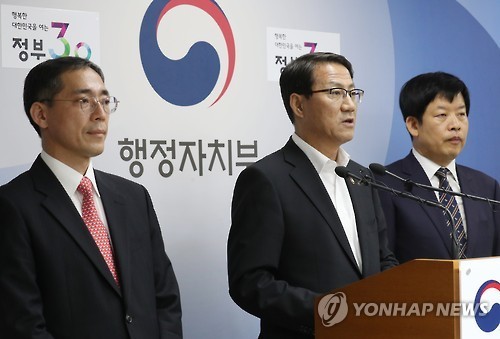 ▲ 30일 오전 서울 세종로 정부서울청사에서 김성렬 행정자치부 장관(가운데)이 기획재정부, 고용노동부 관계자와 서울시 산하 공기업 성과연봉제 도입 관련 정부 입장을 발표하고 있다. ⓒ 사진 연합뉴스