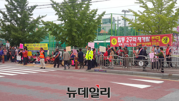 ▲ 충북 청주시 탑동2구역 재개발에 반대하는 주민들이 30일 관리처분총회가 열리는 청주맹학교 맞은편에서 반대시위를 벌이고 있다.ⓒ김종혁 기자