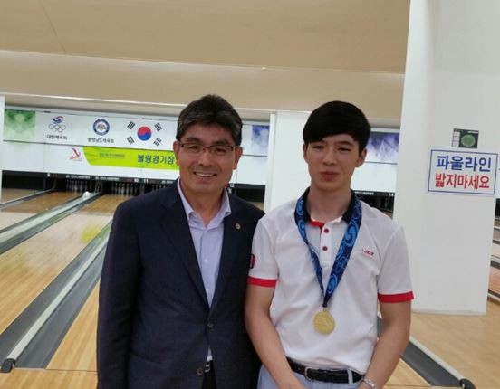 ▲ 충북 금천고 볼링팀 김준호 학생(오른쪽)이 30일 ‘제97회 전국체전 볼링’ 남자고등부 개인전에서 충북의 첫 금메달을 안겼다.ⓒ충북도교육청