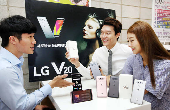 ▲ LG V20이 지난 29일 이통3사를 통해 국내 시장에 출시됐다. V20의 출고가는 89만9800원이다. ⓒLG전자