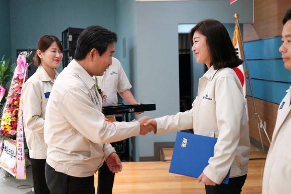 ▲ 하성용 KAI 사장이 포상을 통해 직원들을 격려하고 있다.ⓒ한국항공우주산업(KAI)