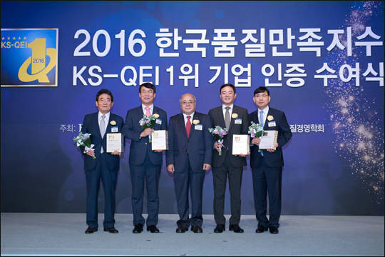 ▲ 메르세데스 벤츠 코리아 관계자들이 27일 2016 한국품질만족지수 1위 기업 인증 수여식에서 기념촬영을 하고 있다.ⓒ벤츠코리아