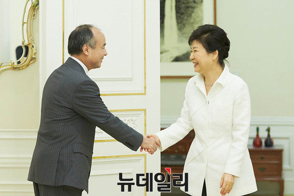 ▲ 박근혜 대통령이 30일 청와대에서 손정의 일본 소프트뱅크 회장을 접견하고 있다. ⓒ뉴데일리