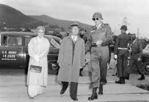 ▲ 전선의 장병들 위문길엔 프란체크사 여사도 나섰다.(자료사진)