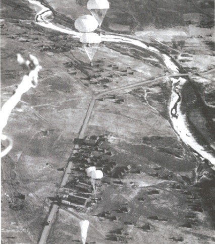 ▲ 북한 장진호 전투에서 중공군에 포위된 미해병1사단에 보급품을 낙하하는 수송기 낙하산들. 영하 27도 강추위에 이 사직은 찍는 순간 렌즈가 얼어붙었다.(미국립 자료보관청 제공)