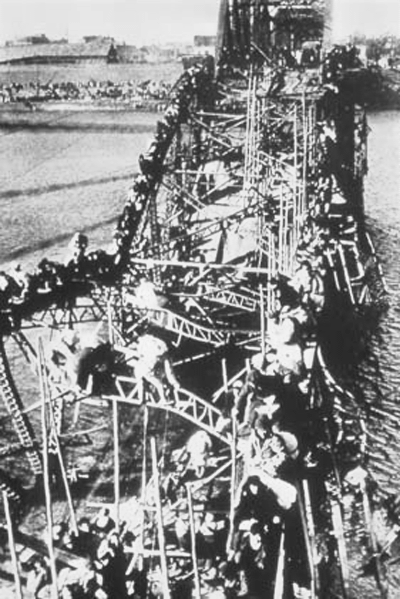 ▲ 폭파된 대동강 철교를 건너 남쪽으로 넘어오는 평양 시민들.(자료사진)