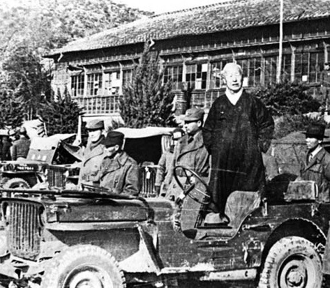 ▲ 사흘이 멀다하고 전선 장병들을 방문한 국군통수권자 이승만 대통령.(자료사진)