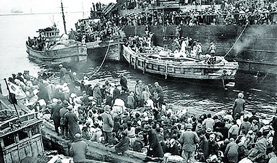 ▲ 흥남부두에서 미군함을 타려 기다리는 피난민들.(자료사진)