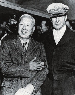 ▲ 팔짱을 낀 이승만과 맥아더 장군.(자료사진)