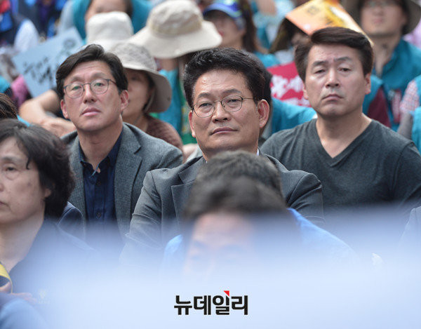 1일 오후, 더불어민주당 일부 의원들이 서울 도심에서 열린 반정부집회에 모습을 드러냈다. ⓒ뉴데일리 정상윤 기자