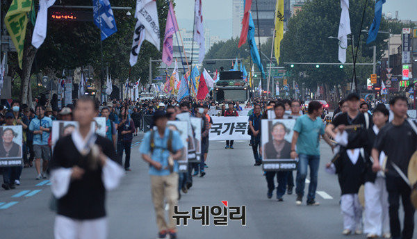 ▲ 백남기투쟁본부와 민중총궐기투쟁본부가 1일 대학로부터 종로1가까지 가두시위를 벌였다. ⓒ뉴데일리 정상윤 기자