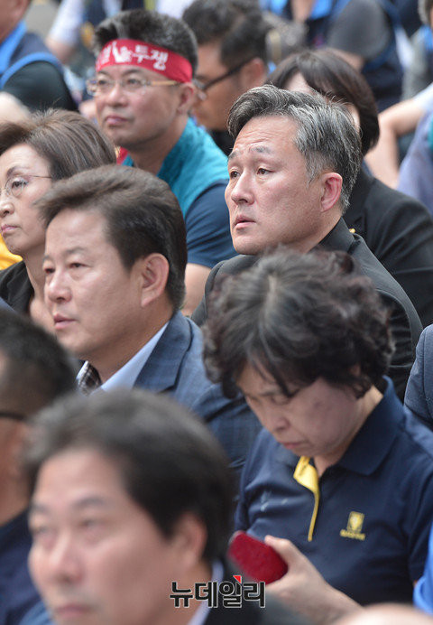 ▲ 더불어민주당 표창원 의원은 1일 가두시위에 참가, 종로경찰서 홍완선 서장에게 경찰벽을 열어달라고 요구했다. ⓒ뉴데일리 정상윤 기자