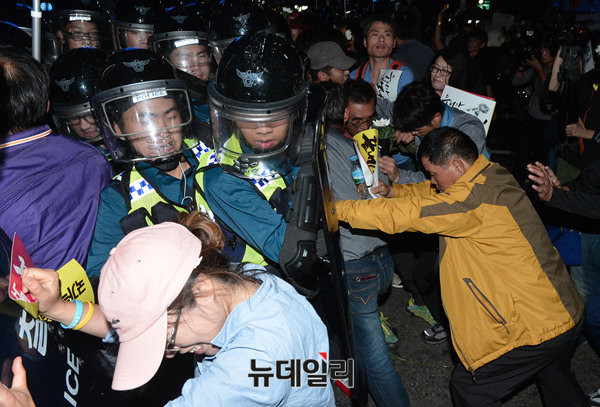 ▲ 시위자들이 길을 막지 말라며 경찰을 밀치고 있다. ⓒ뉴데일리 정상윤 기자
