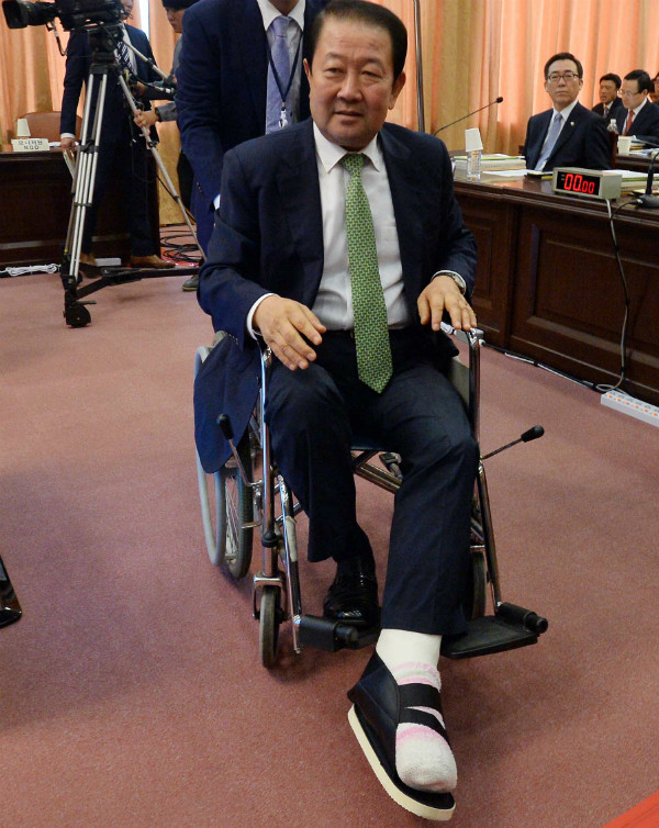 ▲ 국민의당 박주선 국회부의장이 지난달 26일 열린 외통위 국정감사 첫날 회의에서 아킬레스건 파열 사실을 알리고 양해를 구한 뒤 이석하고 있다. ⓒ뉴시스 사진DB