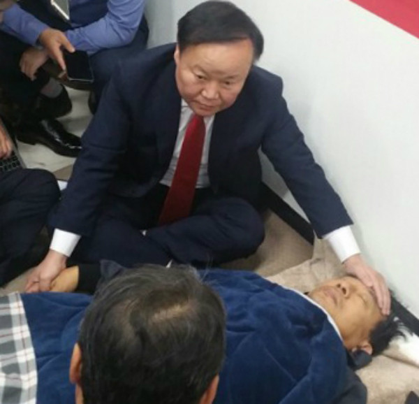 ▲ 김재원 청와대 정무수석이 2일 이틀 만에 국회 단식 현장을 다시 찾아 새누리당 이정현 대표의 용태를 살펴보고 있다. 김재원 정무수석은 이후 조원진 비상대책위원장을 따로 만나 강제 후송도 고려해달라고 요청한 것으로 알려졌다. ⓒ새누리당 제공