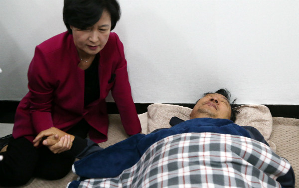 ▲ 더불어민주당 추미애 대표가 2일 새누리당 이정현 대표의 단식 현장을 찾아 손을 꼭 잡고 단식 중단을 호소하고 있다. ⓒ뉴시스 사진DB