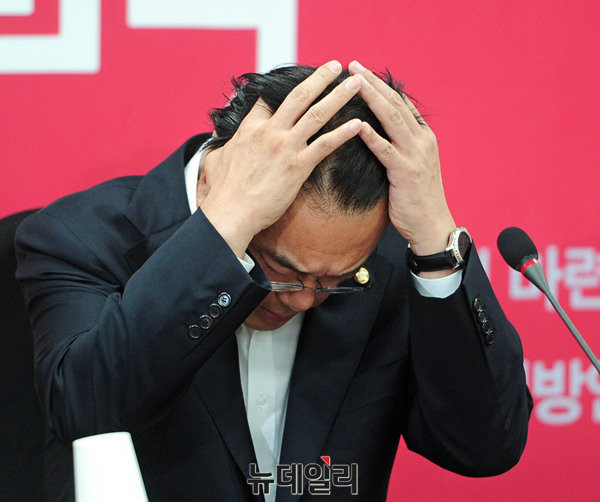 ▲ 곤혹스러운 듯 머리를 감싸쥔 새누리당 정진석 원내대표(자료사진). ⓒ뉴데일리 공준표 기자
