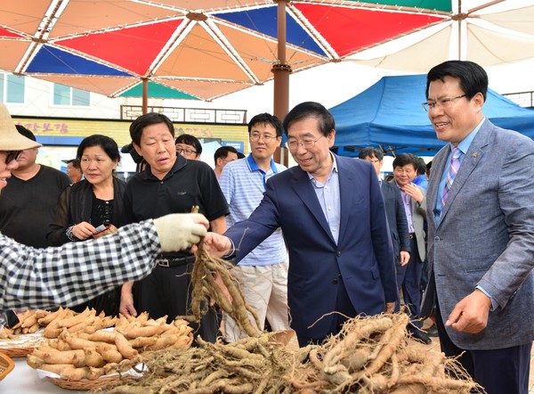 ▲ 박원순 서울시장(오른쪽 두번째)이 제천한방박람회장에서 농가가 판매 중인 약초를 살펴보고 있다.ⓒ제천시