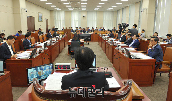 ▲ 새누리당 이정현 대표가 단식 중단을 선언하면서 오는 4일 국정감사가 재개될 전망이지만, 여러 곳의 상임위가 이미 전선을 형성하고 있어 정상적으로 진행될 수 있을지 미지수라는 우려도 일각에서 제기된다. ⓒ뉴데일리 이종현 기자