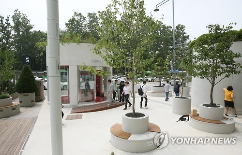 서울시가 지하철 2호선 시청역 4번 출구 뒤편에 설치한 인포가든의 모습. ⓒ 사진 연합뉴스