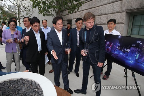 ▲ 박원순 서울시장이 6월23일 오전, '서울역7017 인포가든'을 둘러보고 있다. ⓒ 사진 연합뉴스