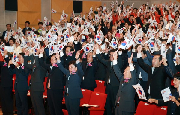 ▲ 김정훈 대전시의장의 만세삼창으로 개천절 경축행사에 참여한 인사들이 만세삼창을 외치고 있다.ⓒ대전시