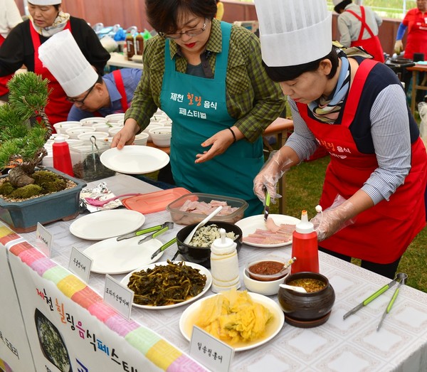 ▲ 제천힐링음식페스티벌에 참가한 업소 관계자들이 출품할 음식을 만들고 있다.ⓒ제천시