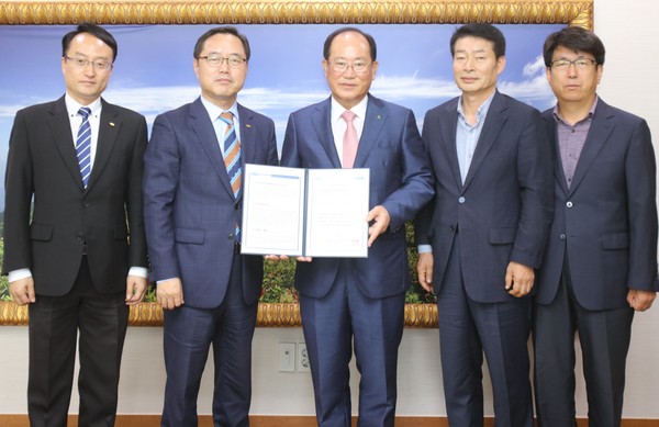 ▲ 한국공공자치연구원 관계자들이 류한우 단양군수(가운데)에게 인증서를 전달하고 있다.ⓒ단양군