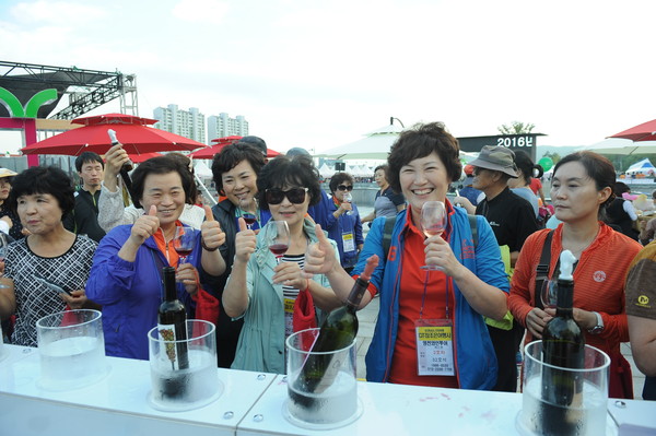 ▲ 축제에서 시민들이 영천와인을 마시며 즐거워하고 있다.ⓒ영천시 제공