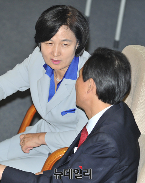 ▲ 국회 본회의장에서 대화중인 더불어민주당 추미애 대표와 우상호 원내대표.ⓒ뉴데일리 이종현 기자