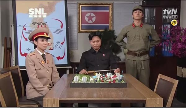 케이블 채널 tvN의 인기 프로그램 'SNL'에서 방영했던 '지금 평양에선' 코너의 모습. 북한 주민들이 이를 본다면 무척 즐거워할 것이다. ⓒtvN SNL 관련 코너 화면캡쳐